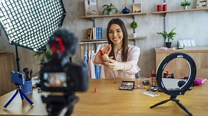 Profession, influenceur : un métier avec peu de structures, beaucoup d'espoir, une multitude d'enjeux - RTBF Actus