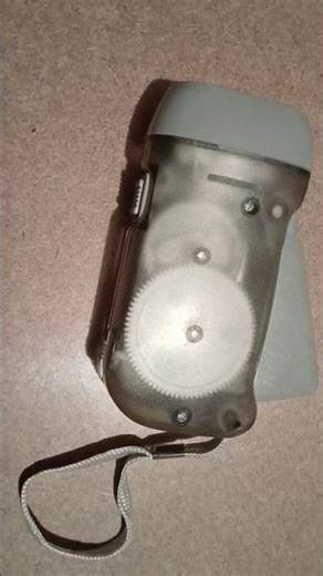 Hand-crank flashlight