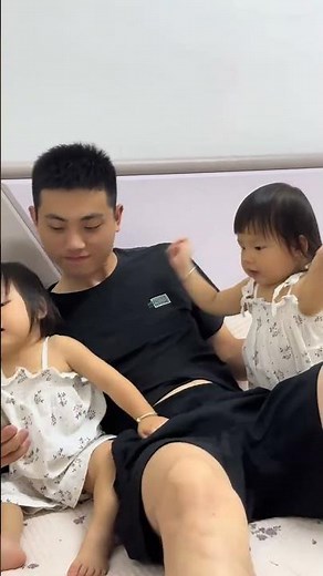 Today I finally feel it and I manage to hold the two girls at my left and right sides.