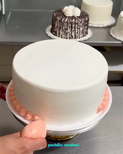 Decorating cheap cakes with chocolate and fruit | Cake Pie