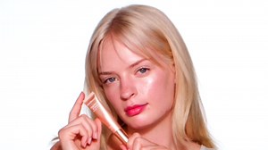 MCoBeauty - Highlight and Glow Beauty Wand - Buildable Liquid Highlighter - Peach Coral Shade - Liquid Cream with Cushion Applicator for Soft, Radiant Finish - Highlighters Makeup