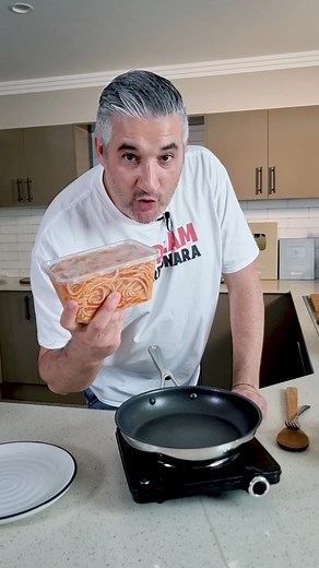 How to Reheat Leftover Pasta Perfectly 🍝 Reheat your pasta the right way with extra virgin olive oil and low heat—making it even better than the day before! Save this easy pasta tip for your next meal. #PastaLovers #LeftoverPasta #ItalianFood #FoodTips #EasyCooking #ReheatPasta #VincenzosPlate | Vincenzo's Plate