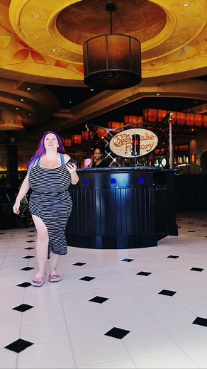 Hilarious Moment at the Cheesecake Factory