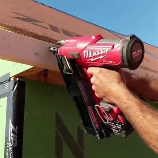 No Gas Cartridge. M18 FUEL™ 30 Degree Framing Nailer. Video Credit: @Toolboxbuzz Learn More > http://ms.spr.ly/61835egll | Milwaukee Tool