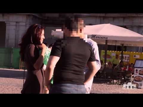 Elle fait croire qu'elle est perdue et saoule dans la rue et se fait harceler