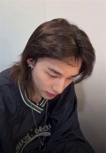 The members should be able to review the content that the company releases before hand. It’s not normal that they see the finished version the same time as us. This is like the 2nd time div1 releases smth abt Hyunjin that it was clear he wouldn’t appreciate without his approval
