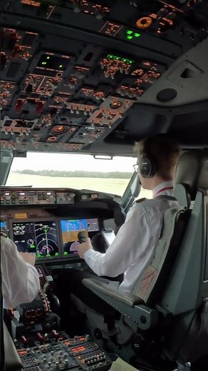 Cockpit View Take-Off from London / B737 MAX