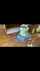 🌼 Bake Your Day Daisylicious! 🎂🌼 Craving some petal-powered sweetness? Feast your eyes on this speedy video tutorial on crafting a daisy cake that's 'batter' than the rest! 🍰🎉 Get ready to whisk, swirl, and turn your kitchen into a flower frenzy. Time to bloom into baking brilliance and create a cake that'll have everyone saying, 'That's the yeast I could do!' 🌸😄 #DaisyDelights #BakeItFunny"#academyofcakedecorating #academyofbakingandcakedecorating#cakeschool #CakeDecoratingPro | Academy 