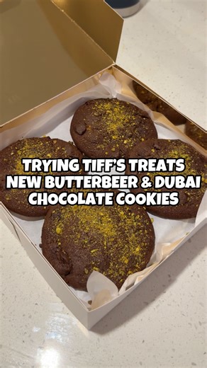 From Butterbeer-flavored cookies to filled Dubai Chocolate ones - @tiffstreats is going all out right now! 🍪 🧙🏻‍♂️ Butter Brew Cookies are crafted with cream soda flavor, butterscotch morsels, and creamy white chips. This golden treat tastes like something brewed in a cozy wizard’s kitchen. Each bite is warm, buttery, and just a little enchanting! 🍫 Dubai Chocolate Filled Cookies are my absolute favorite! They’re a chocolate cookie filled with pistachio cream and kataifi. Each bite is rich, 