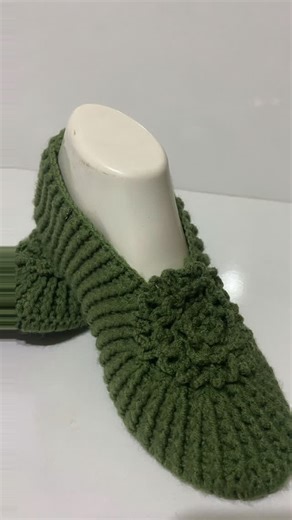 Meryem Hıdıroğlu on Instagram: "Kış günlerine yakışır babet patik #patik #babet #babetayakkabi #örgüpatik #örgü #elemegim"