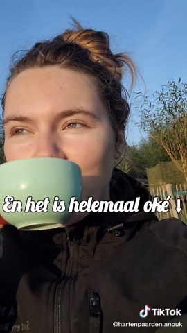 Bijna iédere paardeneigenaar die ik tegen kom, voelt dit schuldgevoel wel eens. Ik heb te maken met welzijnsgerichte eigenaren. Jullie zijn bewust, willen alles goed doen, en steken training in als verrijking voor een paard. Als kers op de taart vragen jullie heel veel van jezelf. Net als ik dat deed. En dan voel je je snel slecht over jezelf. Dan kom je in een rabbithole: je doet het allemaal niet goed volgens jezelf. Wat als je je verwachtingen bijstelt? De oplossing zit 'm in minder doen. Hoe