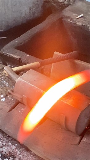 Forging a Scythe from an Old Leaf Spring Watch the process of forging a scythe from an old leaf spring. Using traditional blacksmith techniques, scrap steel is transformed with fire and hammer into a sharp, functional farming tool. #Scythe #Blacksmith #Forging #LeafSpring #ScrapToTool #HandForged #TraditionalCraft #SteelForging #BlacksmithLife #SatisfyingProcess | Heri Sr.