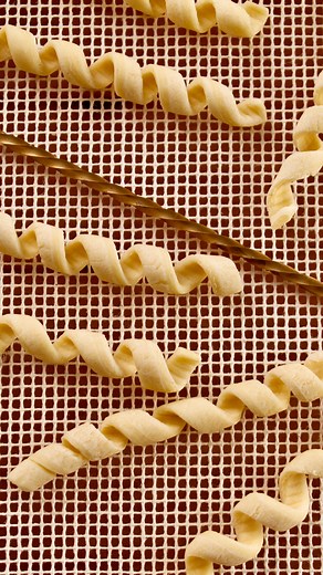 Eduardo Pasinelli on Instagram: "⬇️ How to make fusilli al ferretto. 📕 For the dough: • 300g (10.5 oz) semolina flour • 120g (4.23 oz) water • 1 tsp olive oil • 1 tsp salt Instructions: 1. Make the dough and let it rest, wrapped in plastic, for 30 minutes. 2. Roll out the dough to 2 mm (0.08 in) and cut it into strips. 3. Using a ferretto or a skewer, roll out the strips into fusilli. 🔔 Secret tip: Let the dough strips dry a little before shaping the fusilli, it will be easier to