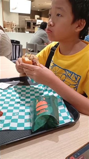 Orlando makan sapi 🍔🍟📍Five Monkeys Burgers, Plaza Senayan 🤩