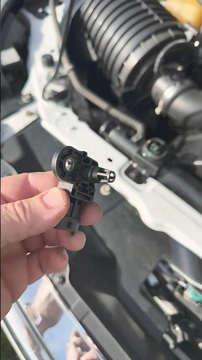 Holden Colorado 2016 RG diesel MAP sensor removal and clean with map sensor spray cleaner..