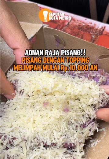 JAJANAN PISANG MANIS YANG TOPPINGNYA LUMER ENAK!!! Yapp di @Adnan Raja Pisang Metro Mulai dari 10 ribuan aja loh! ✅Menu yang wajib kalian coba: • Banana Nugget 12K • ⁠Banana Penyet 12k • ⁠Banana Roll 12k • ⁠Cheese Roll Original Mulai 10 ribuan ✅Tambahan Topping Rp.3.000 📍 Lokasi: Halaman Alfamart depan Lapangan Samber, Metro. 🕐 Buka: 13.00 – 22.00 WIB 📲 Bisa order via GrabFood, ShopeeFood, GoFood 📞 Atau chat langsung: 0877-6854-2568 #kulinermetrolampung #kulinermetro #seputarkotametro #jajan