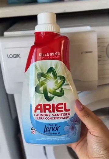It’s the last full week before Christmas Day, So we are making sure those cloths are clean ready for when those last minute guests give you the 10 minute warning… 🤭💜 🎥 @life.with_bev & @Kate #cleantok #cleaninghacks #laundrytok #laundry #cleaning