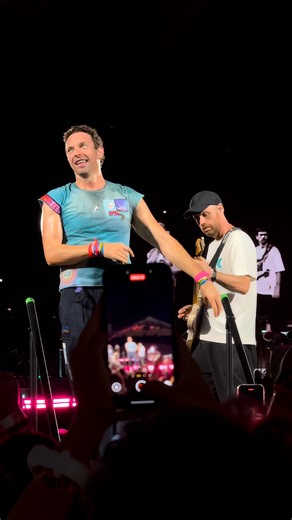 Coldplay Moon Music on Instagram: "Chris Martin entregándolo todo en el escenario. Momento "Hymn For The Weekend" en Madison, Wisconsin (19/07/2025) . 🎥gaga_amazing . #Coldplay #ChrisMartin #ColdplayWisconsin #ColdplayMadison"