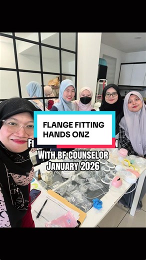 Flange Fitting Hands on with BF Counselor. Khas untuk Ibu Bekerja atau EP Mom yang menggunakan Pam Susu. (penyusuan susu ibu tetaplah yang terbaik) Cara lama: 📏 Ukur puting → tambah mm → ikut nombor Cara baru: ✅ Tengok pergerakan puting aliran susu rasa selesa Ibu bukan sekadar ukur tapi cuba mana yang selesa, optimum keluarkan susu. Cara Baru Flange Fitting (Berpandukan Fungsi & Respons) ✅ 1. Hanya puting masuk ke tunnel \t•\tAreola tak tertarik berlebihan \t•\tIni tanda sedutan fokus pada put