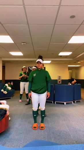 A little pregame dance moment! 🕺💃#njcu #softball #nj #dance @hailey_mo15 @abblini @_vicccccc_ @emily.tunneyy @xoalissamariexo @che.chill.out @Sidnie Dabbadie @seemly_emily @mariahj.__