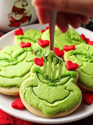 Grinch Sugar Cookies This recipe is simple enough for beginners and enjoyable for anyone who wants to bring cheerful holiday treats to the table. They’re great for parties, gift boxes, family baking nights, or Christmas dessert trays. Full recipe 💬 | Golden Yummies