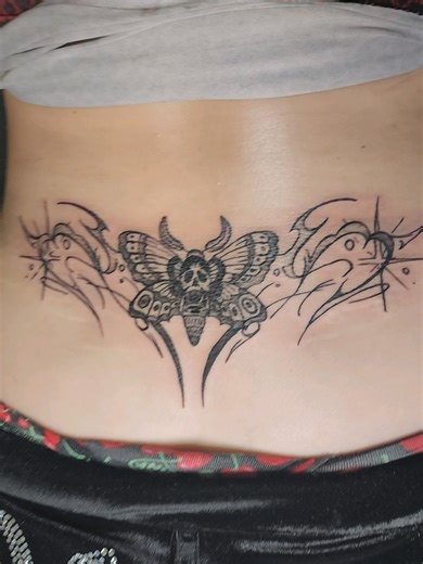 Just wrapped up a Death Head Moth cyber sigilism tramp stamp on my awesome friend Danie and it’s looking INSANE. The blend of dark, mystical vibes with those digital, glitchy lines is next level. Danie absolutely rocked this session—thanks for trusting me with this bold piece! Who’s next for some cyber sigil magic? book me at Www.amyasche.com/tattoo ⚡️#TattooArt #CyberSigilism #DeathHeadMoth #TrampStamp #FreshInk