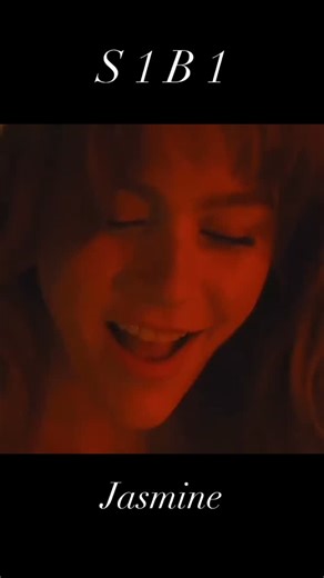 @jasminedizikesitleriultra on Instagram: "2. Bölümü nasıl buldunuz? @jasminedizikesitleriultra . . . Jasmine dizisinin konusu kısaca şöyle: Dizi, Jasmine adlı genç ve güçlü bir kadının etrafında şekillenir. Jasmine, dışarıdan bakıldığında sakin ve sıradan bir hayat sürüyor gibi görünse de geçmişinde saklı büyük bir travma ve karanlık sırlar vardır. Hayatı, beklenmedik bir olayla tamamen değişir ve Jasmine kendini aşk, ihanet, intikam ve adalet arasında sıkışmış bir mücadelenin içinde bulur. Zama