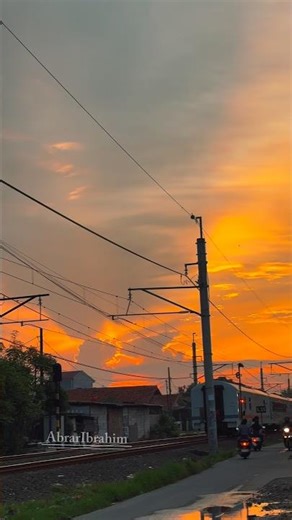 Kereta api dengan langit senja sore yang indah #keretasenja #keretaapi #keretaapiindonesia