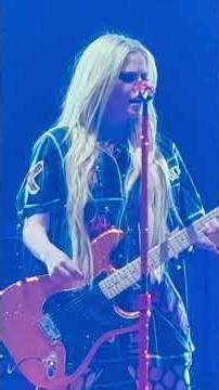 Avril Lavigne Sings “My Happy Ending” During Her Greatest Hits Tour #avrillavigne #myhappyending