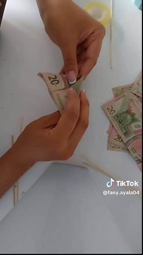 Ramo de billetes 💸💐 regalo especial. #parati #viral #ramodebilletes #ramo #fpy #manualidades #billetede20 #ramobuchon #tutorial #viraltiktok #regaloscreativos