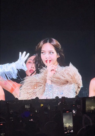 BLACKPINKのリサによるダンスパフォーマンス