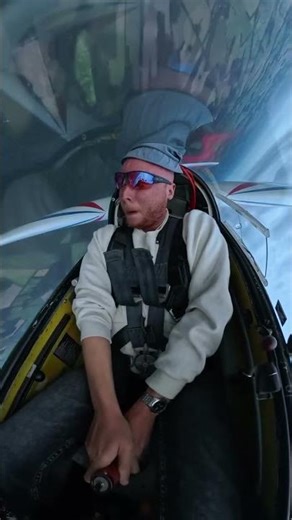 ‪@ChristianFliegt‬ Pulls Wild Glider Aerobatics Over Bremen