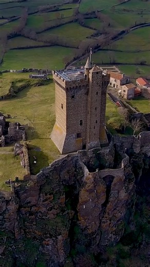 L'imposant donjon de 32 mètres de la @forteresse_de_polignac 🏰 Cette tour résidentielle a été construite entre 1385 et 1421 par le vicomte de Polignac pour symboliser sa puissance sur le Velay. 600 ans après, le donjon continue de veiller sur chaque habitant du village et réveille l'imaginaire des visiteurs ⚔️ 🎥 Merci à Mesanges Productions qui a effectué ici son dernier vol de drone de sa carrière ! (Un dernier vol au sommet 😌) #polignac #hauteloire #auvergne #patrimoine #chateau #france | F