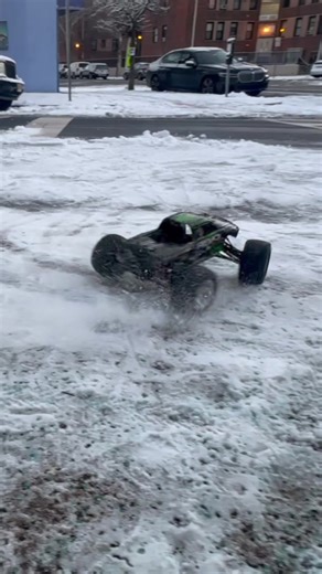Ripping the Revo 3.3 NITRO RC in snow