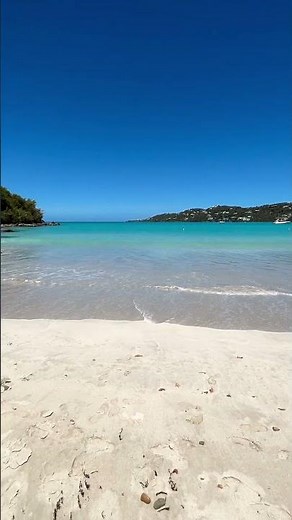 MAGENS BAY BEACH IN ST. THOMAS (US VIRGIN ISLANDS)