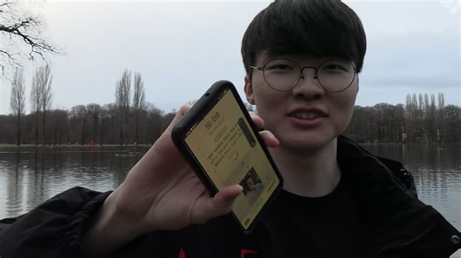 《英雄聯盟》T1紅牛盃出大事！Faker手機掉水裡超久找回來後竟還能用，網笑：「這是業配吧」