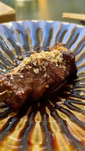 Atina merkezinde yer alan Birdman Japanese Grill Bar, Japon ızgara kültürünü Atina’ya taşıyor. Açık ateşte pişen yakitoriler, zarif sunumlar ve kokteyl bar atmosferiyle kendinizi Japonya’da gibi hissetmenizi sağlıyor. Menüde her tabak küçük ama etkisi büyük; wagyu, nigiri, gyoza gibi özenle hazırlanmış lezzetler Japon sokak mutfağının modern bir yorumu gibi. Birdman’de yemek, Atina’nın en özgün deneyimlerinden biri anlamına geliyor. Videonun tamamı YouTube kanalımızda yayında. Beğenmeyi ve yorum