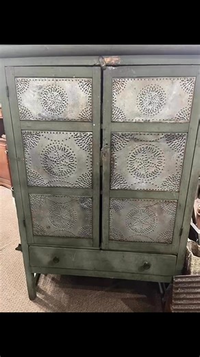 VENDOR SPOTLIGHT Spring Run Farm Antiques Vendortrade Shows -Order Writing -Cash and Carry -Antique Show Monday, February 23, 2026 10:00AM to 5:00PM Lebanon Valley Expo Center - Lebanon, PA More info on becoming a Vendor or Buyer on Vendortradeshows.com #vendortradeshows #WholesaleShow #homedecor #antiquefurniture #antiques | Vendortrade Shows