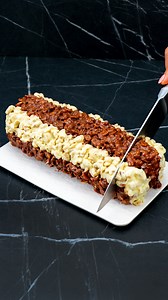 571K views · 3.5K reactions | Herkesin bahsettiği çikolatalı tatlı! Pişirme veya jelatin yok! Malzemeler: bisküvi: 400 g ceviz: 200 g süt: 400 ml portakal kabuğu: 7 g kakao: 60 g tereyağ: 150 g beyaz çikolata: 80 g yağ: 10 ml yerfıstığı: 100 g sütlü çikolata: 80 g yağ: 10 ml kavrulmuş fıstık: 100 g | Cookrate - Turkey | Facebook