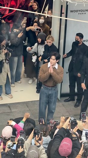 6.8K views · 419 reactions | Boss yêu chụp ảnh cùng các ghệ ngôi sao nhỏ của ảnh nè 來來 Các ghệ thích quá trời luôn  . . . ———  Disclaimer: This page does not claim ownership of any images/videos posted. Full credit to the original photographers/artists/authors. We share this content for informational purposes only. Cre: on watermarks #TrầnTinhHúc #TranTinhHuc #ChenXingXu #陈星旭 #WooYoungMi | Cửu Nhật và mùa yêu đầu tiên | Facebook