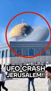 Imagine this… You’re standing on the Temple Mount on a completely normal, quiet afternoon. Clear blue skies, people wandering around, the usual tourist chatter. And then, out of nowhere, the entire plaza explodes into chaos. The camera shakes because the person filming is running backwards, trying to make sense of what they’re seeing — and honestly, you can feel their panic through the screen. A massive metallic saucer, smooth silver all around with faint blue light leaking from cracks in its hu