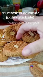 Bonjour ✨Ti biscuits à la dakatine (beurre de cacahuète, beurre d'arachide) c'est facile à réaliser 😋 le bon goût de cacahuète 🥜 dans un ti biscuit fait maison, c'est tellement bon et ne revient pas cher, la recette ci-dessous : Temps de préparation: 15 mn Temps de cuisson: 8 à 10 mn Difficulté: Facile Ingrédients pour environ 15 biscuits moyens, ou plus, à vous de gérer à votre guise pour la grosseur du biscuit. - 1 boite de 215 g de dakatine (beurre d’arachide) - 100 g de sucre - 1 œuf - 1 C