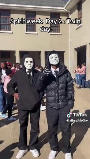 Celebrate Twin Day During Spirit Week at School