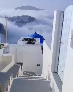 Wow!!! 😯🇬🇷😍 Incredible scenery in Santorini, Greece!!! Fog covered the whole sea, creating an incredible phenomenon! 🎥 TikTok @nikos.z #GreeceInPhotos #TravelinGreece #GreeceInVideo #summer2025 #greekislands #aegeansea #cyclades #santorini #oia #oiasantorini #YourGreekMemories #Greece | Greece in photos