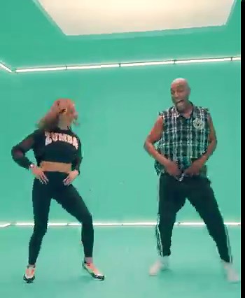 Bebe, manda el location-tion-tion 🎵🗺 🎶: "Location" by KaRoL G Anuel AA J Balvin #LocationxZumba Head to bit.ly/TakeAZumbaClass to find a class (virtually or in-person) near you! 📸: Wallyd Wallyd Zumba & Fitness with Claudine Nannini | Zumba Fitness