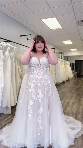From dress to details—we’ll help you create the full bridal look 💍