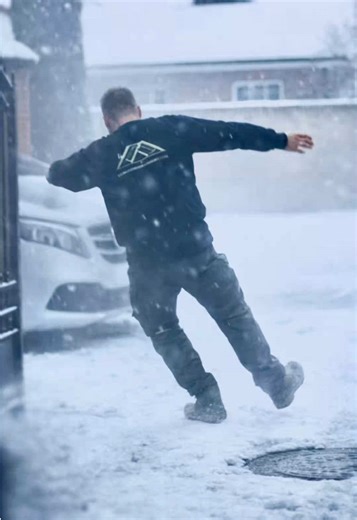 Du willst nur kurz zum Auto. Es ist glatt… und dann fliegst du fast auf die Fresse. 😅 Kennst du es auch? #winter #glätte #fail #alltag #kennste