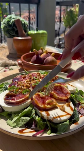 Σαλάτα με γλυκά σύκα, ανθότυρο και καρύδια. Λίγο βαλσαμικο από πάνω και έτοιμο ένα πιάτο γεμάτο γεύση! #dishoftheday #salad #συκο #fig #σαλατα