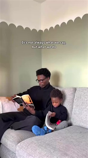 Love reading time with dad. ❤️ Does your kid have a favorite book to read? Share below! 📹: @hellodimeji #parents #parenting #readingwithkids #makingmemories #raisingkids