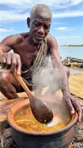 Cooking Giant Catfish Soup on the Niger River! 🔥 #primitivecooking #tribalfeast #tribalcooking